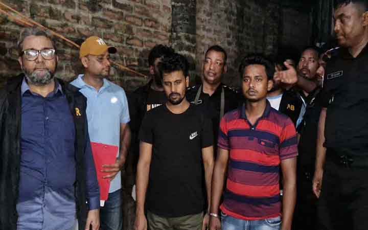 চাঁপাইনবাবগঞ্জে বিদেশি জাল টাকা ও তৈরির সরঞ্জাম উদ্ধার, আটক ২