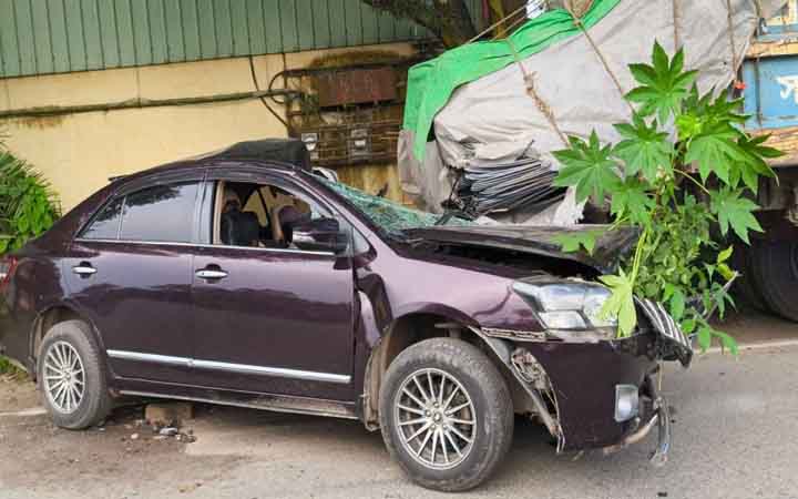 রডবোঝাই ট্রাকে প্রাইভেটকারের ধাক্কা, সহকারী জজ নিহত
