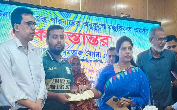 কুষ্টিয়ায় সড়ক দুর্ঘটনায় ক্ষতিগ্রস্ত পরিবারের মাঝে অনুদানের চেক হস্তান্তর