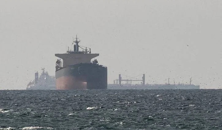 হরমুজ প্রণালিতে ২ ট্যাংকার আক্রান্ত