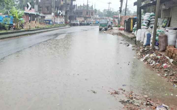 সামান্য বৃষ্টিতেই ডুবে যায় নোয়াখালী শহর, বিপাকে দেড় লাখ নগরবাসী
