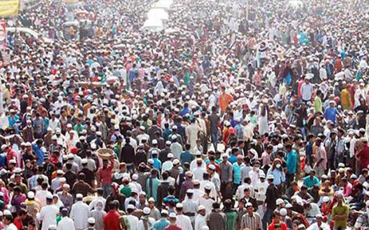 ইজতেমার দ্বিতীয় দিনে জিকিরে মশগুল মুসল্লিরা