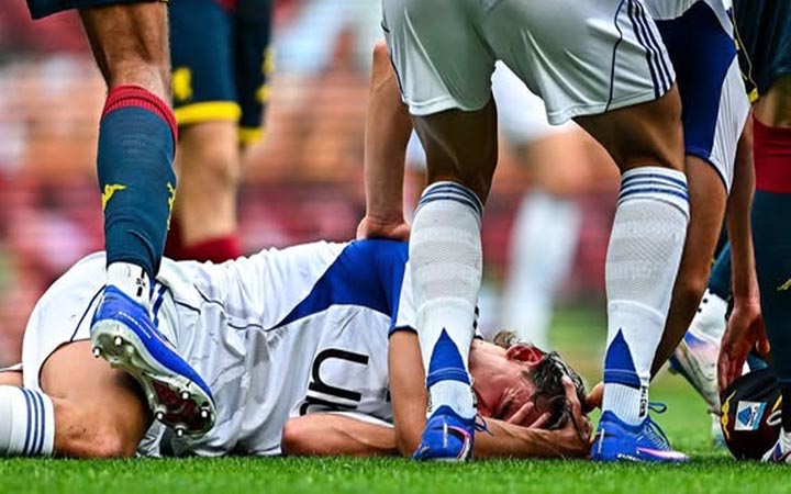 মাথায় আঘাত পেয়ে হাসপাতালে নিকো পাজ