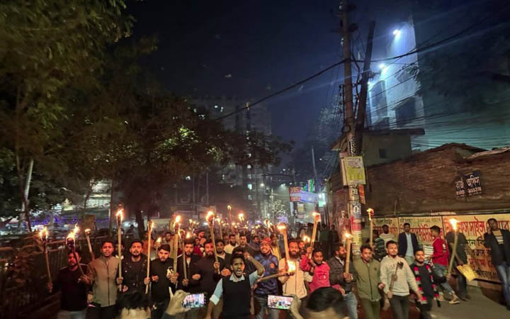 জবিতে ছাত্রদলের পদবঞ্চিত নেতাকর্মীদের মশাল মিছিল