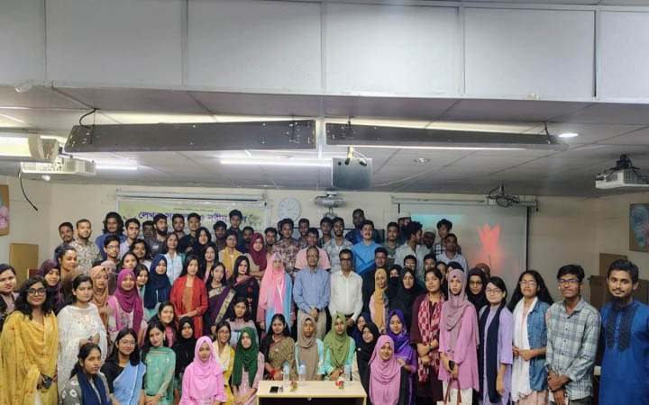 সেরা লেখক সম্মাননা পেলেন জবির ১৭ শিক্ষার্থী