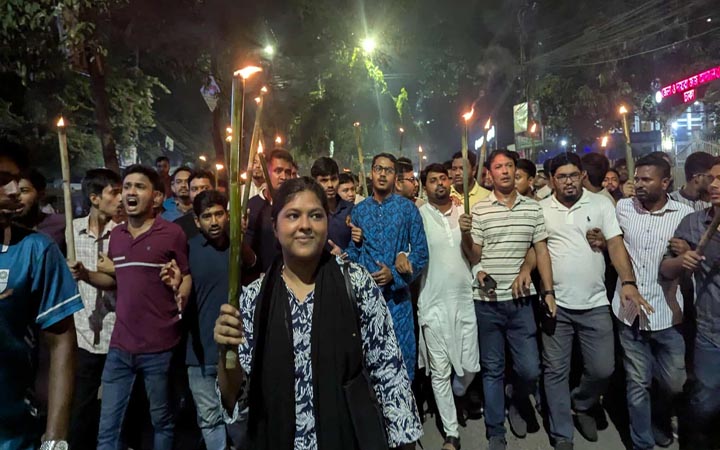 তিস্তা মহাপরিকল্পনার বাস্তবায়নের দাবিতে জবি শিক্ষার্থীদের মশাল মিছিল