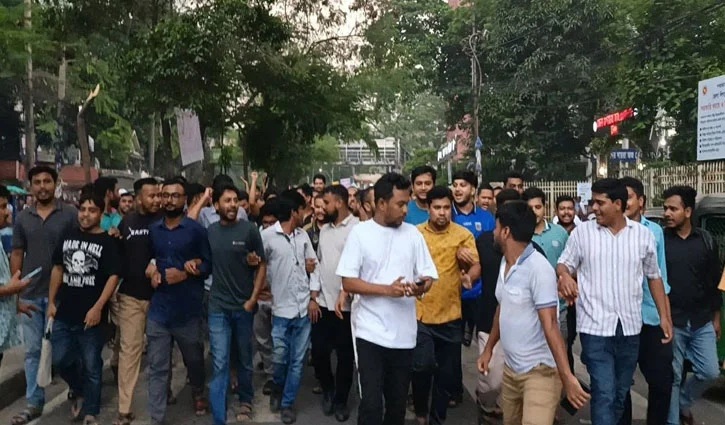 ‘কমিটি পদ্ধতি মানি না’, জবিতে বিক্ষোভ