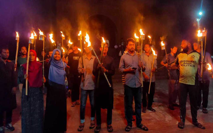 নিরাপত্তা নিশ্চিতের দাবিতে জাবিতে মশাল মিছিল
