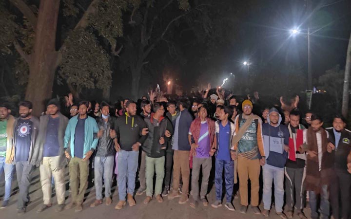 আইনজীবী হত্যার বিচার দাবিতে জাহাঙ্গীরনগরে বিক্ষোভ