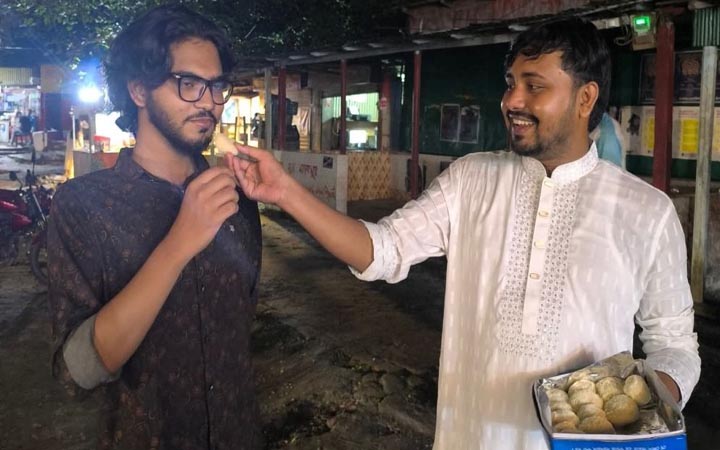 ফেসবুক পোস্টে পদত্যাগের পর জাবি বাগছাস নেতার মিষ্টি বিতরণ