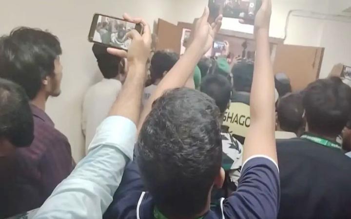 শাহবাগের বিচার দাবিতে উত্তাল জাবির সিনেট ভবন