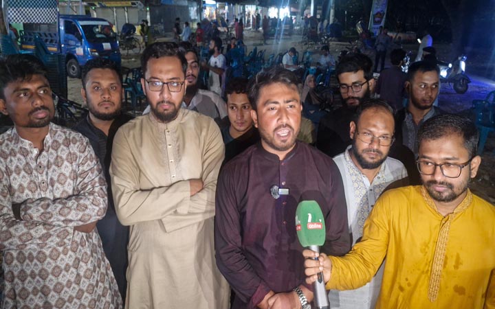 জাবিতে ছাত্রলীগের ঝটিকা মিছিলের প্রতিবাদে জাকসুর বিক্ষোভ