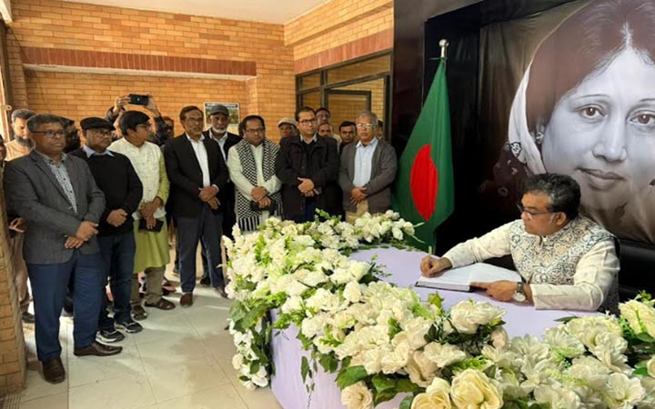 খালেদা জিয়ার মৃত্যুতে জাবি প্রশাসনের শোক বই উন্মোচন