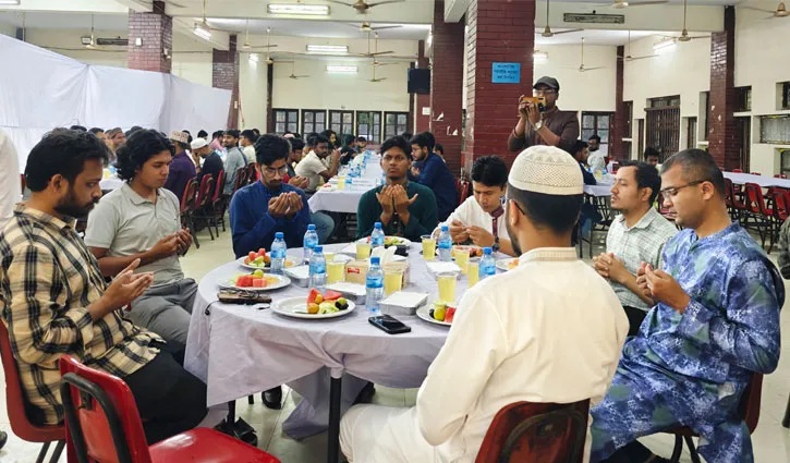 জাবিতে সম্প্রীতির ইফতার, এক টেবিলে ছাত্রদল-শিবির-ইউনিয়ন