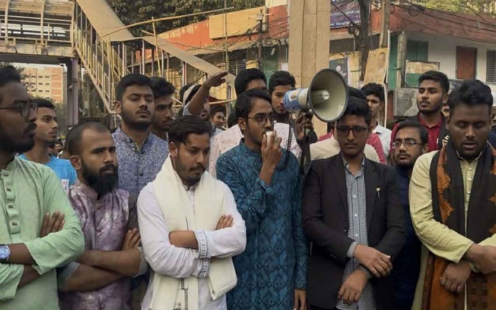ওসমান হাদি গুলিবিদ্ধ হওয়ার ঘটনায় জবিতে বিক্ষোভ