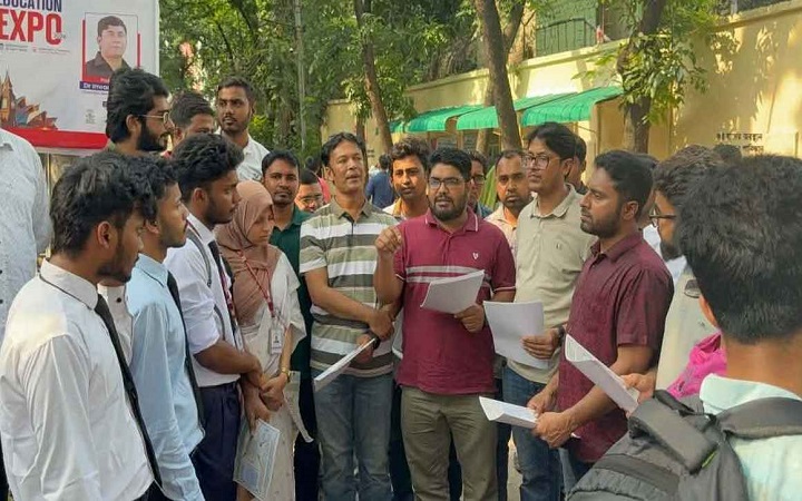 জুলাই সনদ বাস্তবায়নের বিষয়ে জবিতে ছাত্রদলের লিফলেট বিতরণ