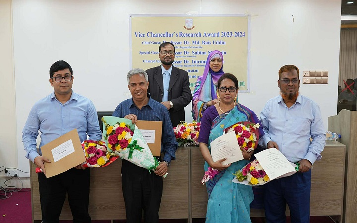 জবিতে প্রথমবারের ভাইস চ্যান্সেলর পুরস্কার পেলেন যারা
