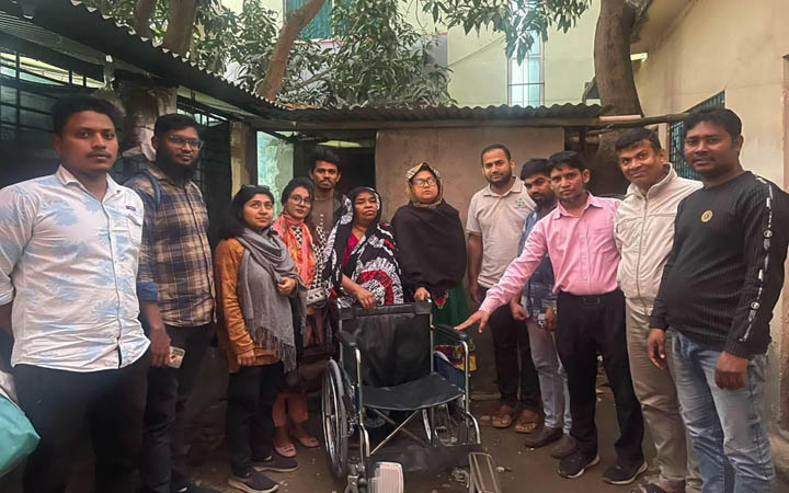 জুলাই-আগস্ট বিপ্লবে আহতদের জন্য হুইলচেয়ার উপহার