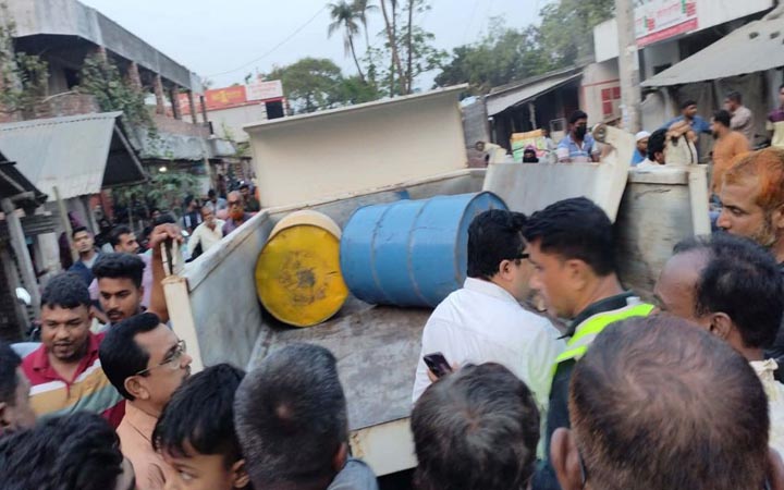 ধানের গোডাউনে মিলল ৭০০ লিটার জ্বালানি তেল