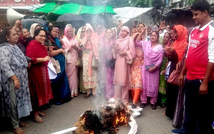 যশোরে এমপি নজরুলের কুশপুত্তলিকা দাহ