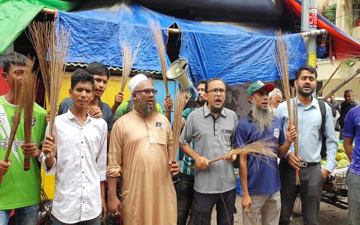 টিকিটের জন্য হাহাকার, বাফুফের সামনে ভক্তদের ঝাড়ু মিছিল