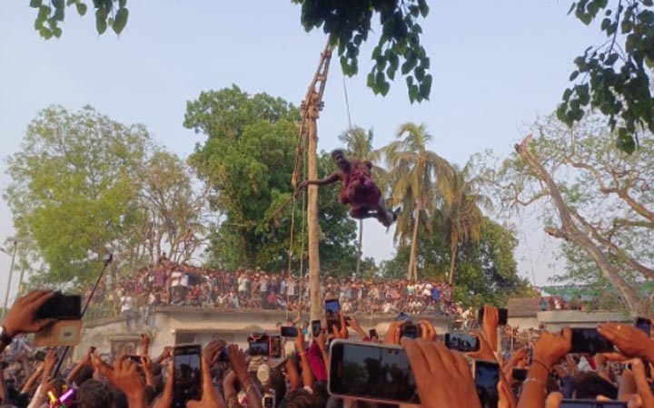 ঝিনাইদহে ঐতিহ্যবাহী চড়ক পূজায় পুণ্যার্থীদের ঢল