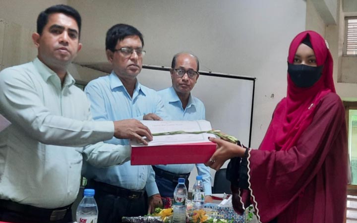 ঝিনাইদহে ২৯ মেধাবী শিক্ষার্থীকে পুরস্কার প্রদান