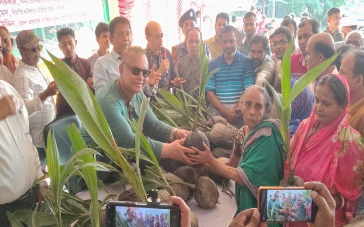 ঝালকাঠিতে গাছের চারা বিতরণ