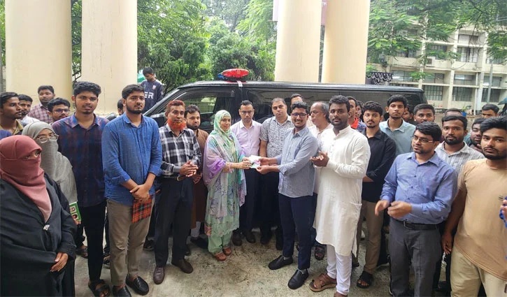 শিক্ষার্থীদের স্বাস্থ্যসেবায় অ্যাম্বুলেন্স উপহার দিল জকসু