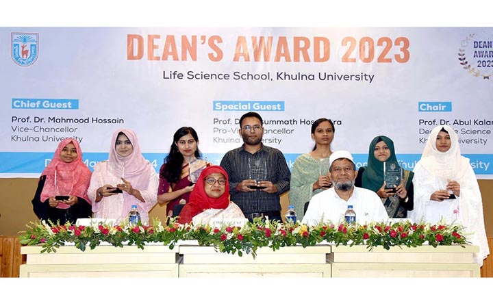‘ডিনস অ্যাওয়ার্ড’ পেলেন খুবির ৭ শিক্ষার্থী
