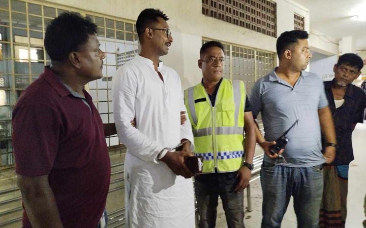 শিক্ষক লাঞ্ছিতের ঘটনায় অভিযুক্ত খুবি শিক্ষার্থী গ্রেফতার