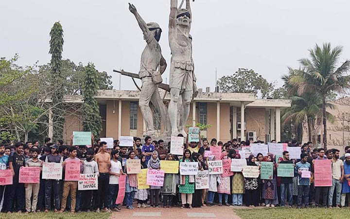 ছাত্র রাজনীতিকে ‘লাল কার্ড’ দেখালেন কুয়েট শিক্ষার্থীরা