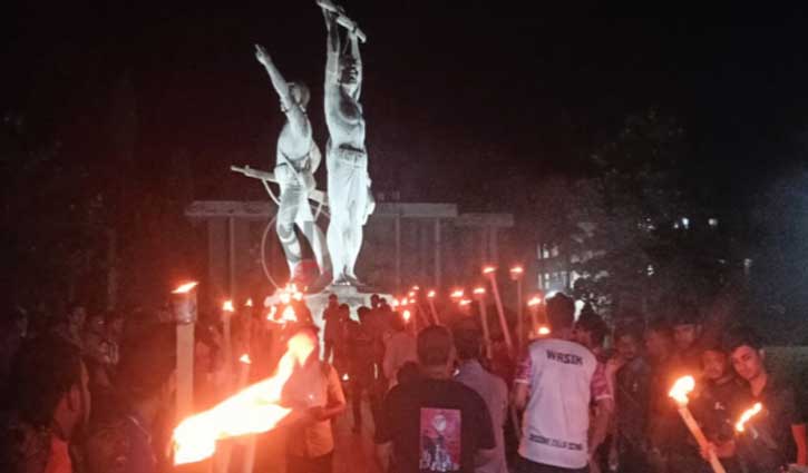 কুয়েট ভিসির পদত্যাগ দাবিতে মশাল মিছিল