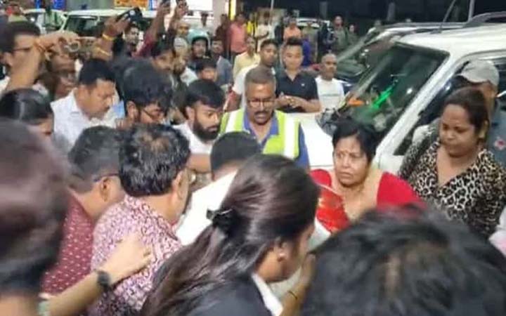 কলকাতা বিমানবন্দরে তৃণমূল-বিজেপি সমর্থকদের সংঘর্ষ