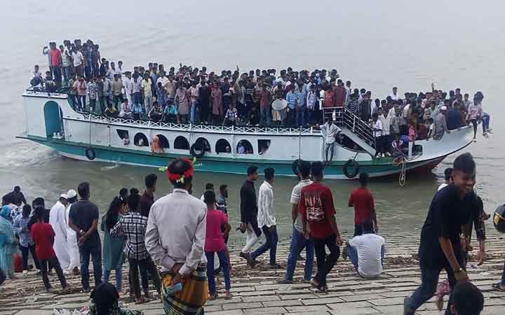 পর্যটকদের ওপর লঞ্চ স্টাফদের হামলা, আহত ৫