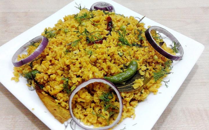 বৃষ্টির দিনে কেন খিচুড়ি খেতে মন চায়?