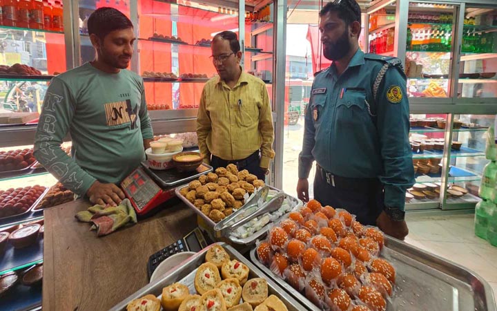 খুলনায় ১৩ প্রতিষ্ঠানকে লাখ টাকা জরিমানা