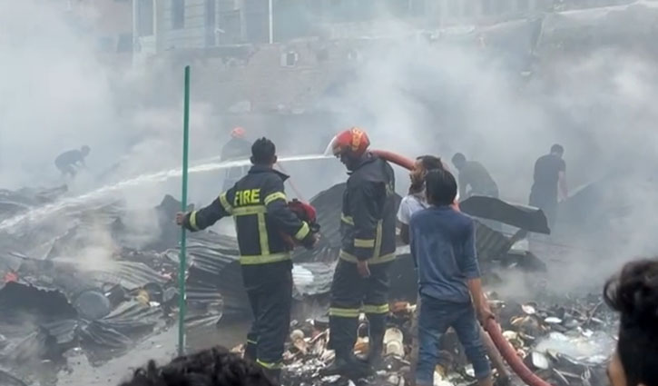 খুলনায় ভয়াবহ অগ্নিকাণ্ডে অর্ধশত দোকান ভস্মীভূত