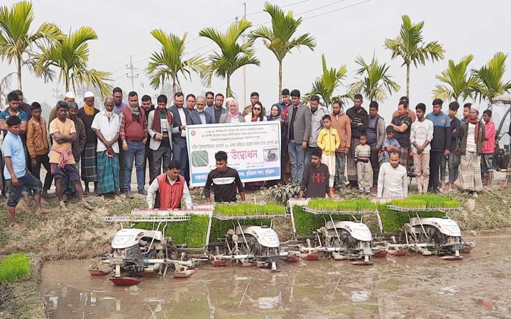 কুড়িগ্রামে রাইস ট্রান্সপ্লান্টারের মাধ্যমে বোরোর চারা রোপণ