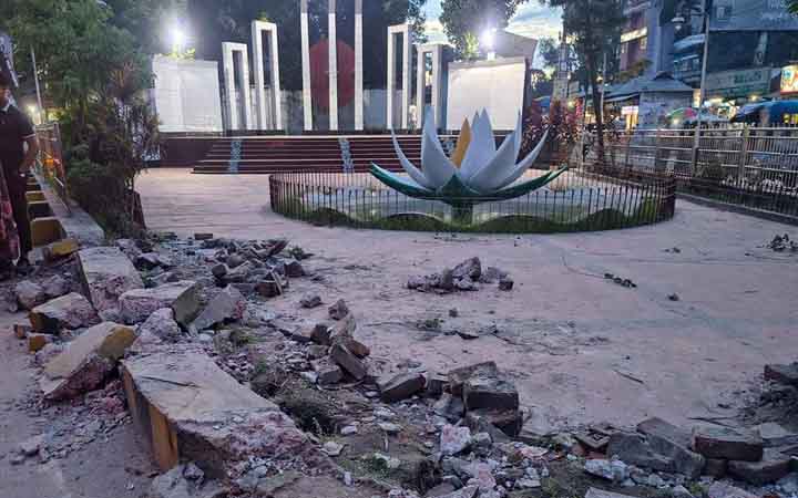 কুড়িগ্রামে শাপলা চত্বর ভেঙ্গে রাস্তা প্রশস্ত করায় জনমনে ক্ষোভ
