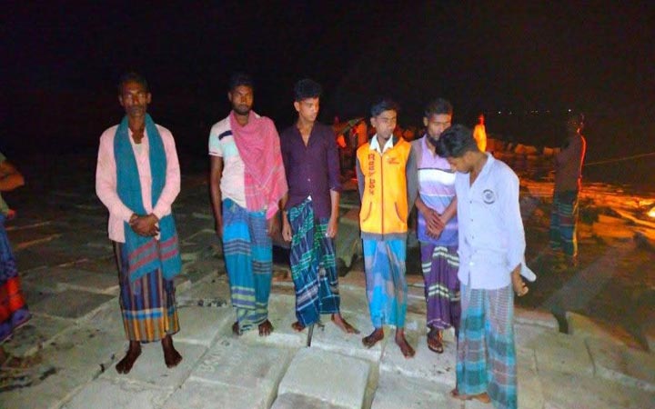 লক্ষ্মীপুরে নদীতে মাছ শিকারে গিয়ে ১৪ জেলে আটক