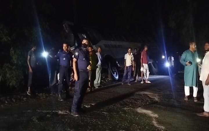 লালমনিরহাটে নিয়ন্ত্রণ হারিয়ে যাত্রীবাহী বাস খাদে, আহত ৭