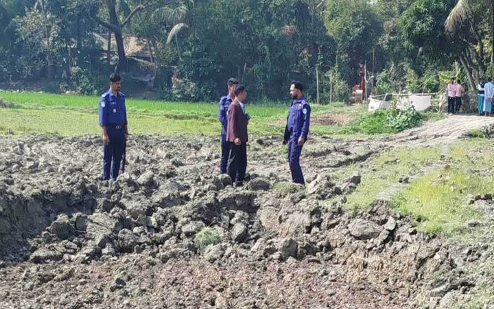 বেগমগঞ্জে ফসলি জমির মাটি কাটায় অর্থদণ্ড, এস্কেভেটর জব্দ