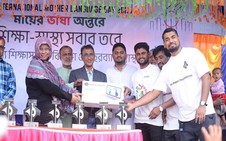 উলিপুরে ফ্রি স্বাস্থ্যসেবার জন্য ৫ স্কুল পেল ল্যাপটপ, শিক্ষাসামগ্রী পেল ৭০০ শিক্ষার্থী