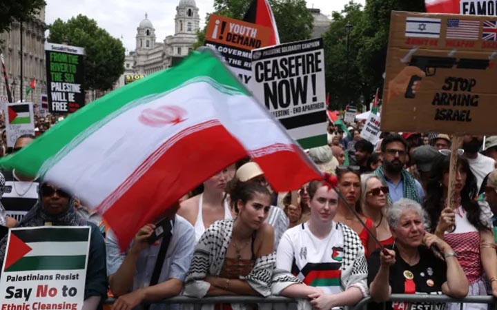 লন্ডনে বিশাল র‍্যালিতে উড়লো ইরানের পতাকা