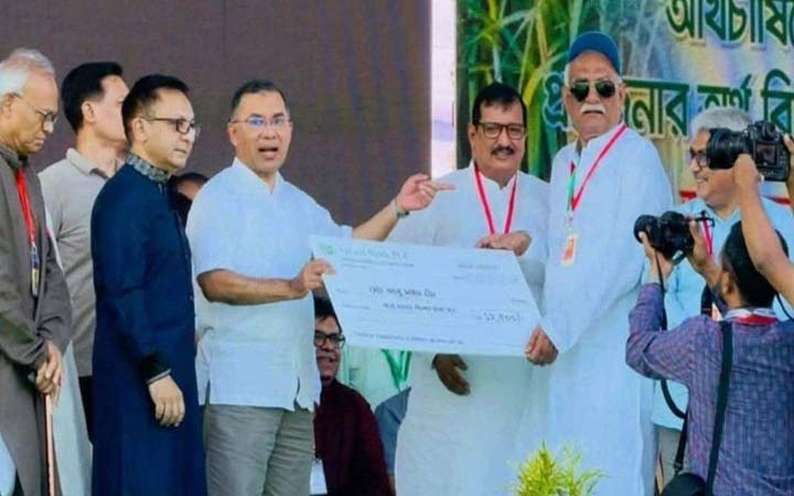 আখচাষিদের প্রণোদনার চেক নিলেন বিএনপির এমপি