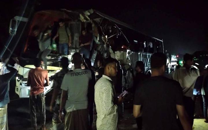 ঢাকা-ভাঙ্গা এক্সপ্রেসওয়েতে বাস-ট্রাক সংঘর্ষ, আহত ১০
