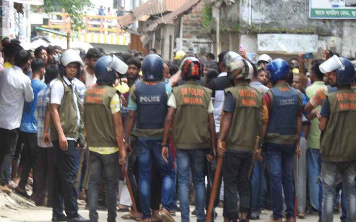 মাগুরায় স্বেচ্ছাসেবক দল ও ছাত্রলীগের মধ্যে সংঘর্ষ, আহত ৫