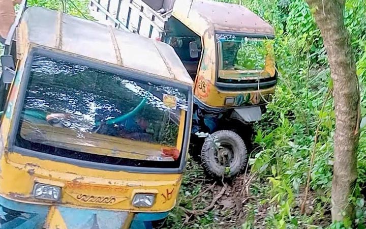 নদীতে পড়ে যাওয়া ট্রলি তুলতে গিয়ে চালক নিহত