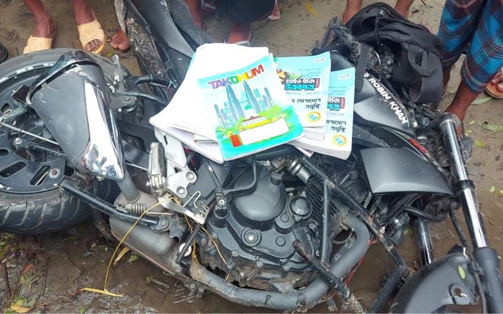 বাসের ধাক্কায় প্রাণ গেল তিন কলেজ শিক্ষার্থীর